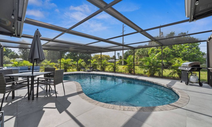 Venice Gardens House | CLEAN! FREE Heated Pool! Close Beaches! Pet OK! CLEAN!