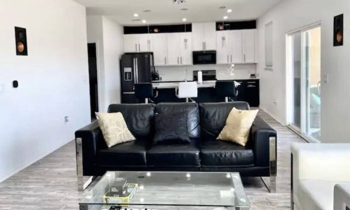 Queens House | Clean one bedroom in luxury condo by LGA