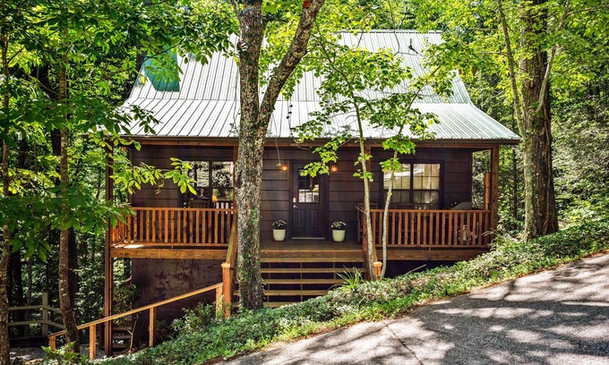 Townsend Cabin | Clean & Quiet w/Private HotTub Near Cades Cove