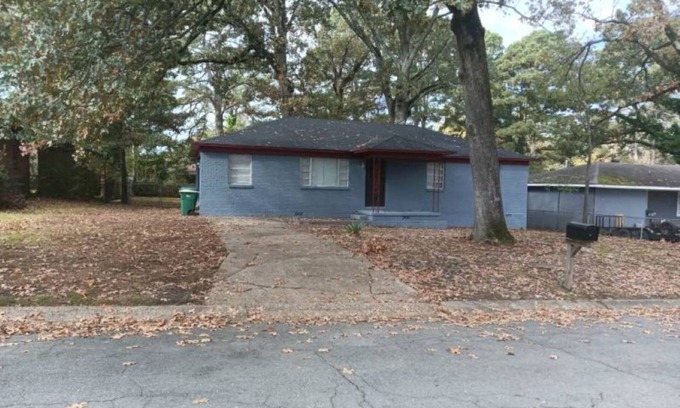 Little Rock House | Clean Safe Comfortable Housing - Nestled among the Oaks