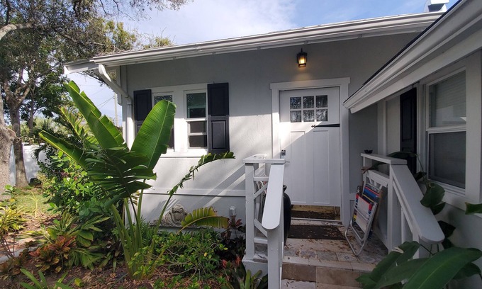 Largo House | Clearwater near Largo Tiny House Pets OK