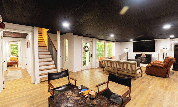 Clemson Apartment | Clemson 3BR Family-Friendly Near Stadium with 75” TV and Indoor Putt Green