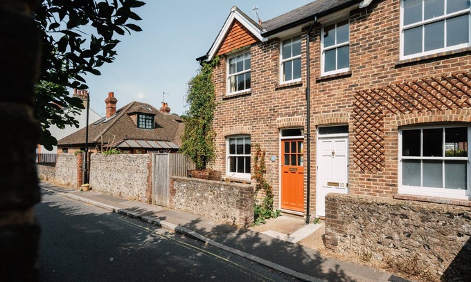 Lewes Cottage | Cleve Cottage by inspirestays.com - a cottage that sleeps 4 guests in 2 bedrooms