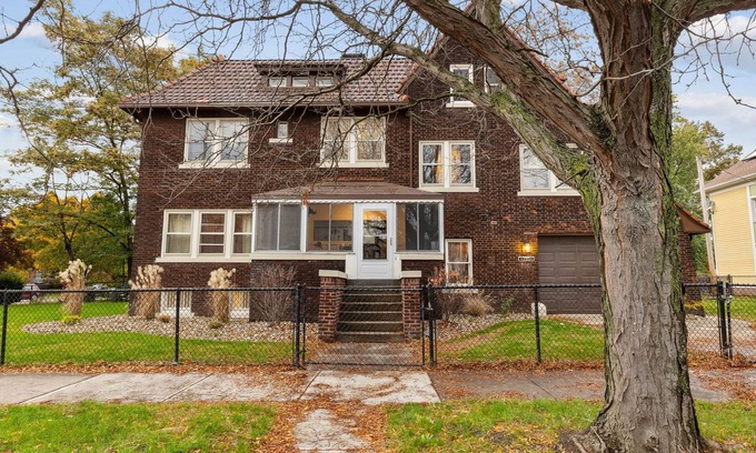 Cleveland House | Cleveland Castle- Unbeatable proximity to CWRU, UH, & The Best of the East Side