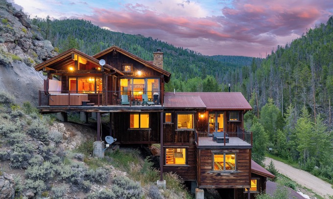 Tabernash House | Cliff Side Luxury Chalet I Private Hot Tub I Amazing Views I Best Price I Discounted Attractions