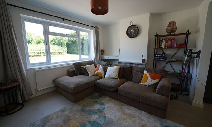 Taplow Cottage | Cliveden Stud Cottage w/HotTub near Cliveden Trust on Ex-Racing Horse Grounds