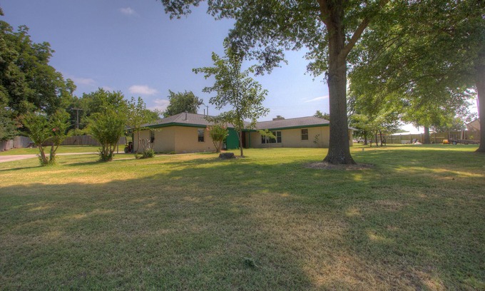Broken Arrow House | Close to a Vibrant and fun DownTown Rose District. 15 min from Tulsa.