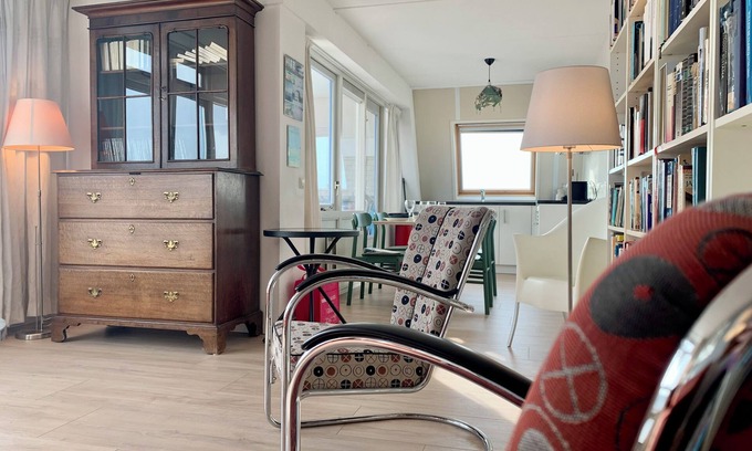 Petten House | Close to beach, spacious city centre flat, 2 bedrooms, WiFi, washing machine