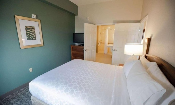 Highlands - Perkins Hotel | Close to BREC's Baton Rouge Zoo! W/Private Kitchen! Free Parking, Pool Onsite!