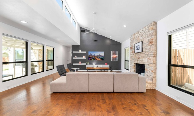 Oak Forest House | Close to Domain DT Shopping Chic Serene 3BR