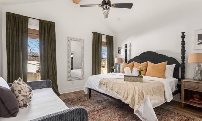 Maxwell House | Close to Downtown Nashville | Walk to Food, Bars | Single Level Home | King Beds