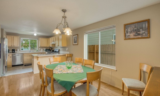 Vancouver House | Close to downtown, with garage, fenced backyard
