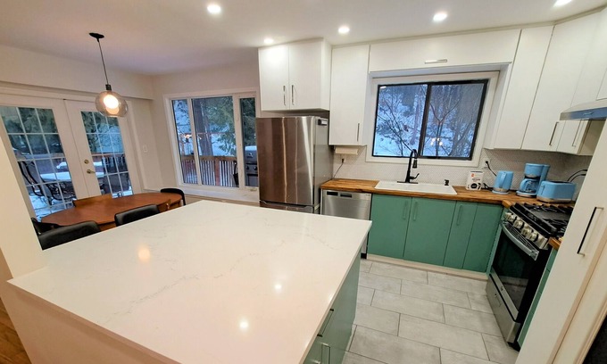 North Saanich House | Close to ferries and airport!
