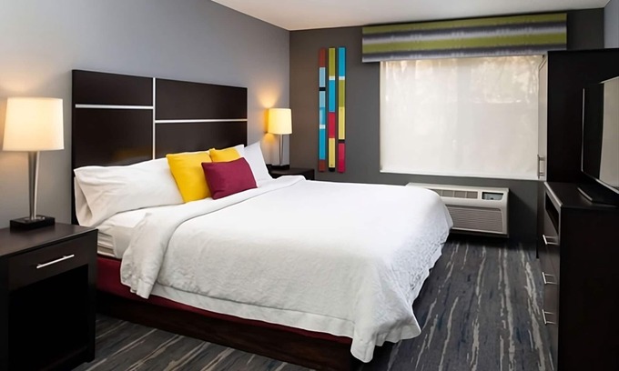 Glenwood Springs Hotel | Close to Hiking Trails and Outdoor Activities! Free Breakfast, Pets Allowed!