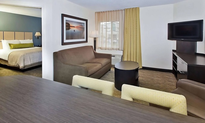 Ashley Oaks Hotel | Close to ICEARIUM! Pets are Welcome! FREE Parking, Gazebo, BBQ Facility Onsite!