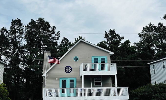 Manteo House | Close to Manteo Waterfront + 3 bedrooms + 2 baths + Outdoor Shower
