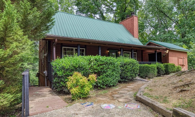 Pigeon Forge Cabin | Close to Pigeon Forge and Dollywood- Sleeps 20-Indoor Putt Putt-Outdoor Pool Access-Dog Friendly