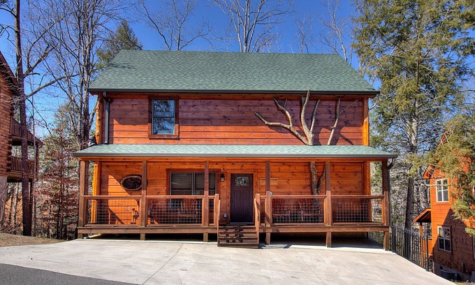 Pigeon Forge House | Close To Pigeon Forge Attractions/Seasonal Outdoor Pool/Perfect For Families!