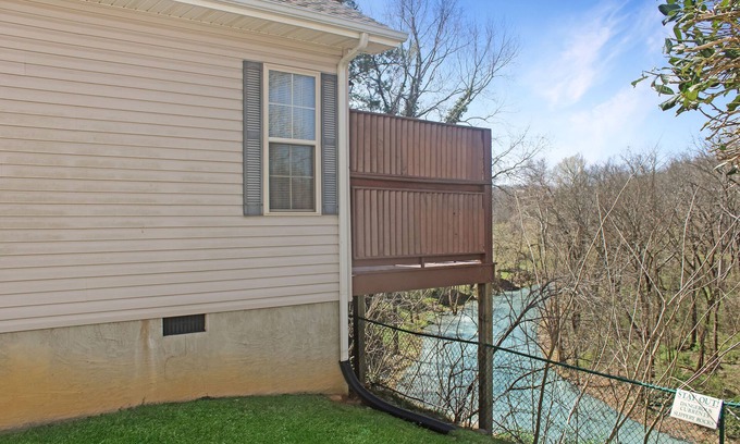 Pigeon Forge Ski Chalet | Close to Pigeon Forge, One story, Motorcycle Friendly, River View