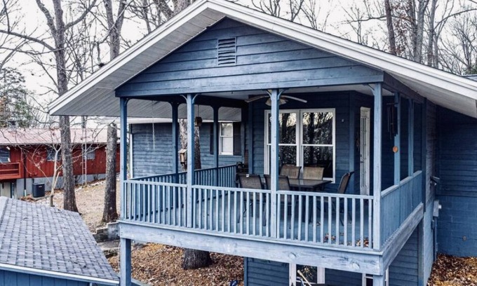 Eddyville House | Close to Prizer Point Marina! Barkley Bliss Lakehouse close to water and woodsy!
