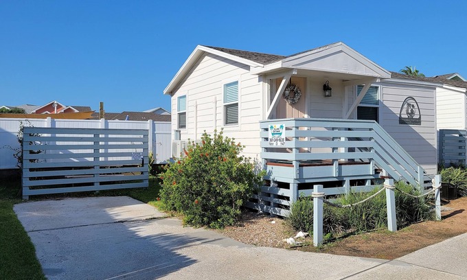 Port Aransas House | Close to the beach-Tiny House Feel,1 BR/1 BA