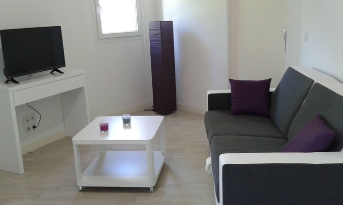 Anglet Apartment | CLOSE TO THE BEACHES, APART. T2 located A ANGLET- Capacity 4 PEOPLE FREE WIFI