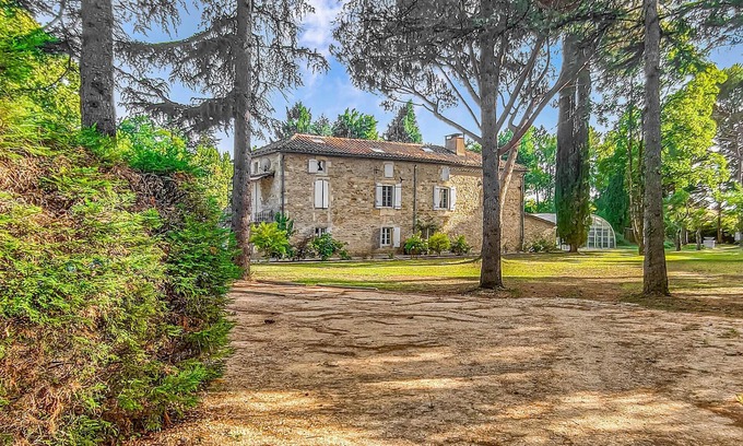 Duravel House | Close to the Lot River, this charming stone house welcomes you with a swimming pool and a private pa