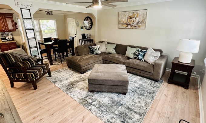 Central Newport News House | Close to the Mall, Restaurants, shops, interstate, Local Airport, parks, ETC