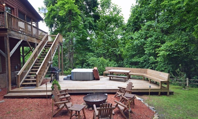 Almond Cabin | Cloud 8 - Free Estate Tours -Tranquil Family Cabin- Clingman's Dome + Lake Views