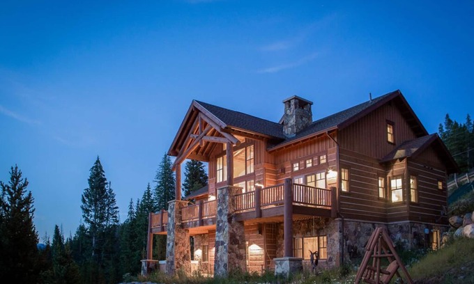 Breckenridge House | Cloud Peak Vista is a five-star home built into the hillside in the Peak Seve