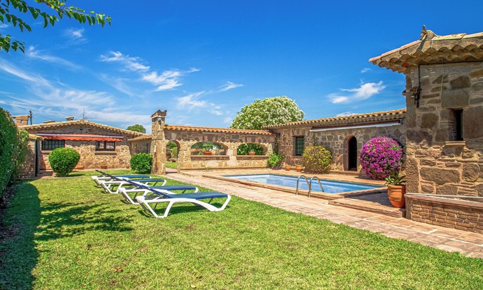 Castell-Platja d'Aro Villa | Club Villamar - A homely Spanish family villa with large and kid friendly garden, near the beach,.