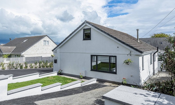Trearddur Bay House | Clydfan - a cottage that sleeps 10 guests in 4 bedrooms