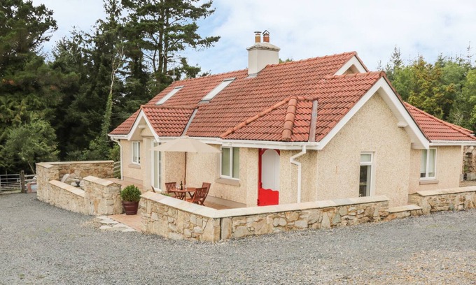Carrigallen Cottage | CNOC SUAN, pet friendly, with open fire in Aughavas, County Leitrim