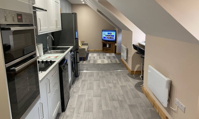 Grantham Apartment | Coach House 2BR Exec Apt Courtyard