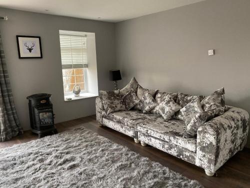 Beith Apartment | COACHMAN COTTAGE OUTSIDE HOT TUB