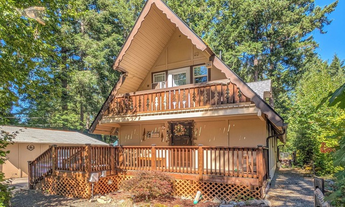 Packwood Cabin | Coal Creek Cabin | Creek, AC, Pet Friendly