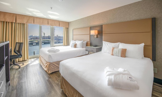 Lower Lonsdale Hotel | Coast Lonsdale Quay Hotel