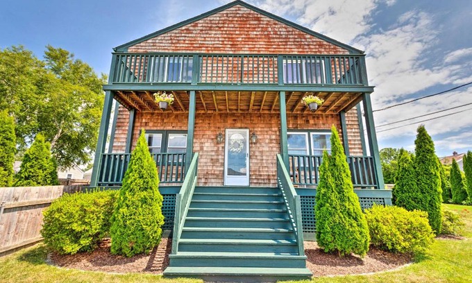 Newport East House | Coastal Abode with Beach Views, Walk to Beach and Bars