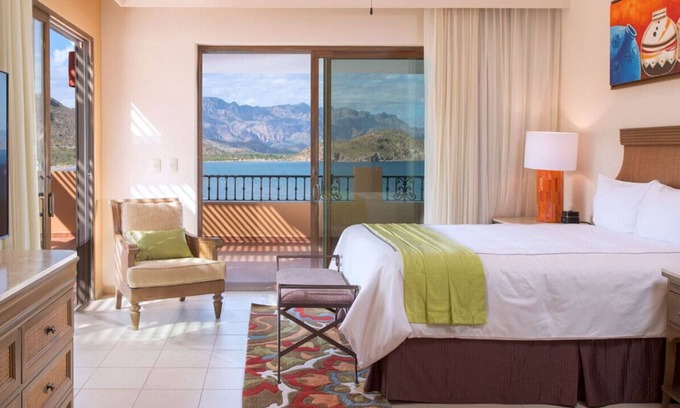 Nopolo Apartment | Coastal Bliss: Lavish Resort Villa with Panoramic Ocean Views