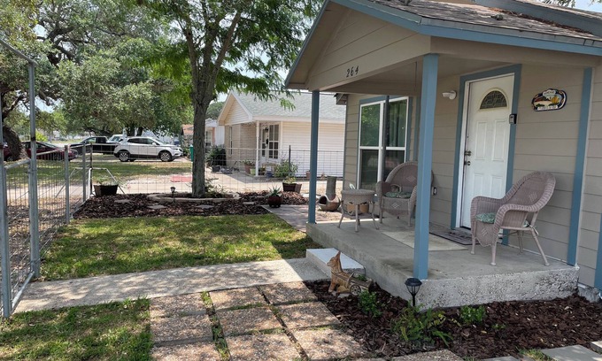 Aransas Pass House | Coastal Casita Mi Casa es Su Casa - Sleeps 4 comfortably up to 6.