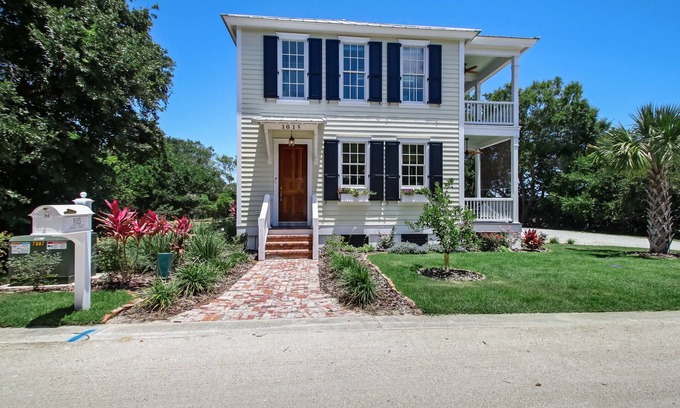 Fernandina Beach Bed & Breakfast | Coastal Casita B&B, Amelia Island, with 6 seat golf cart included!