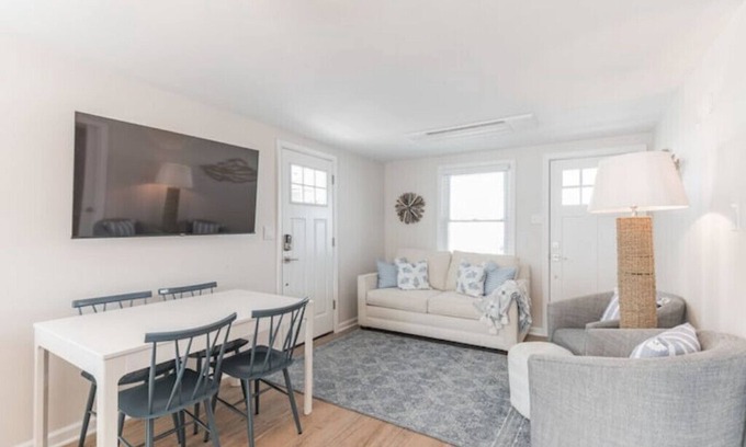 North End Apartment | Coastal Centrally Located - 2 bd/1 bath 2nd Floor Unit