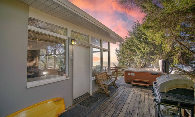 Lincoln City House | Coastal Escape | Ocean Views Hot Tub Pet-Friendly Yard