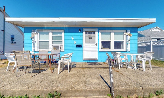 Seabrook Cottage | Coastal gem with free WiFi, backyard, & patio - walk to beach