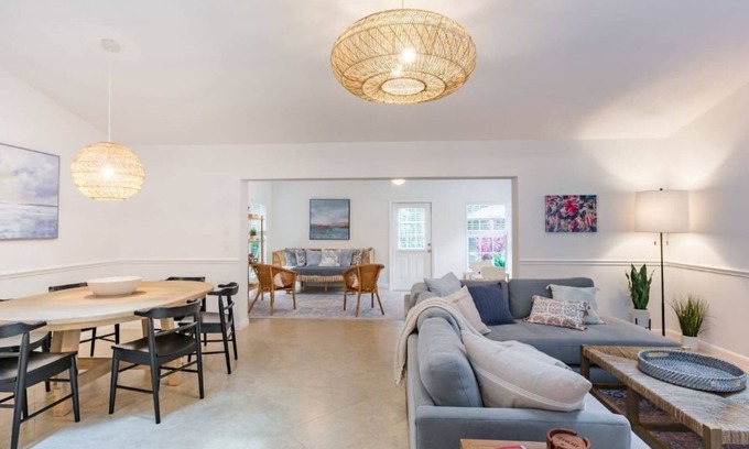 Ridge Wood Heights House | Coastal Getaway minutes from Siesta Key, America’s #1 Beach