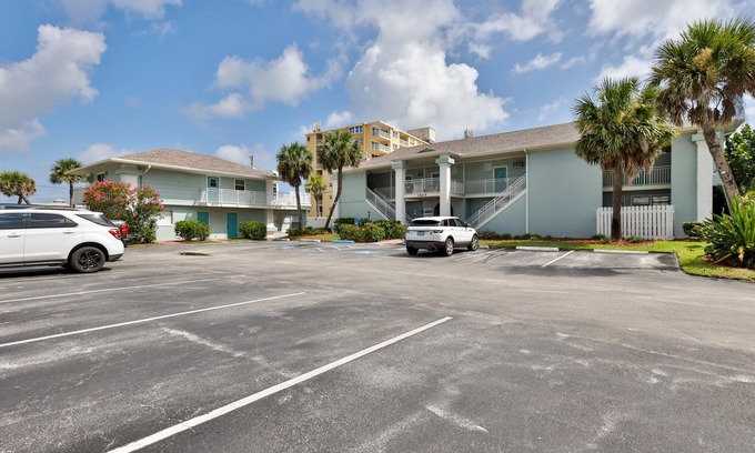 New Smyrna Beach Apartment | Coastal Life 206 - A 2nd floor studio with 2 single beds