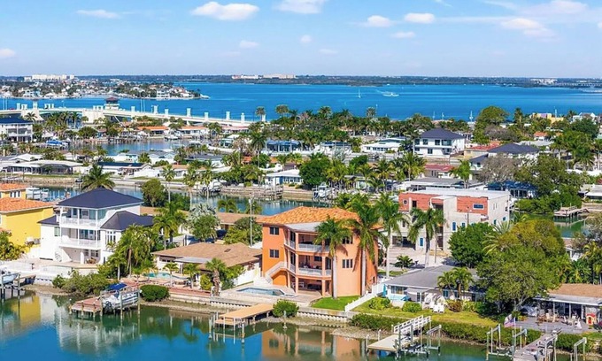 Causeway Isles House | Coastal Luxurious Mansion! Minutes to beach
