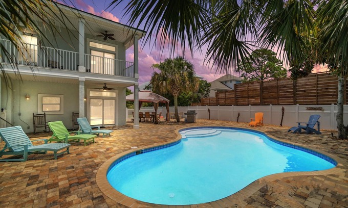 White's Gulfview House | Coastal Retreat w/Private Pool + Firepit | 3-Min Walk to Beach Access | 4 Bikes