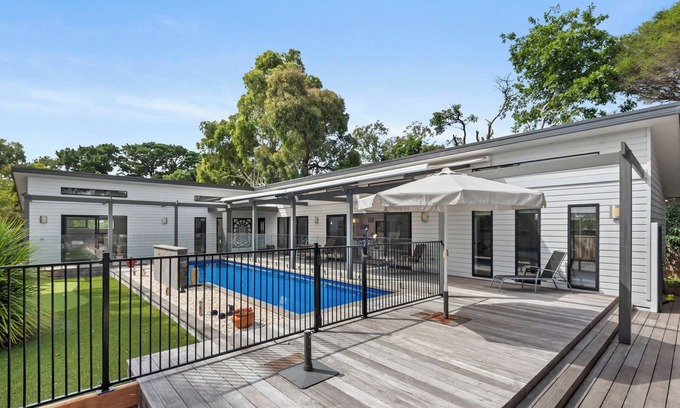 Wallington House | Coastal Rural Retreat with luxury swimming pool, golf putting green,pet friendly