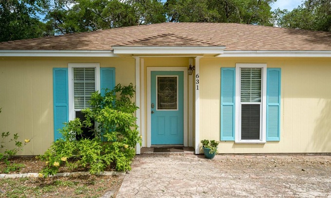 Aransas Pass House | Coastal Soul | Pet Friendly + Fenced in Yard!